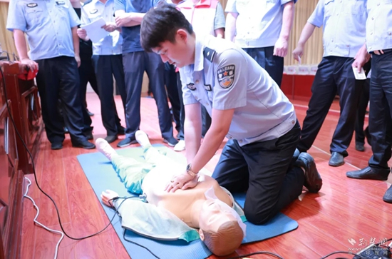 7月17日，嘉魚縣公安局治安大隊(duì)會同縣紅十字會組織開展一線民輔警防溺水急救技能專項(xiàng)培訓(xùn).jpg