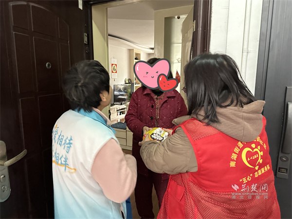 志愿小隊(duì)上門(mén)為轄區(qū)獨(dú)居、高齡老人送去湯圓.jpg